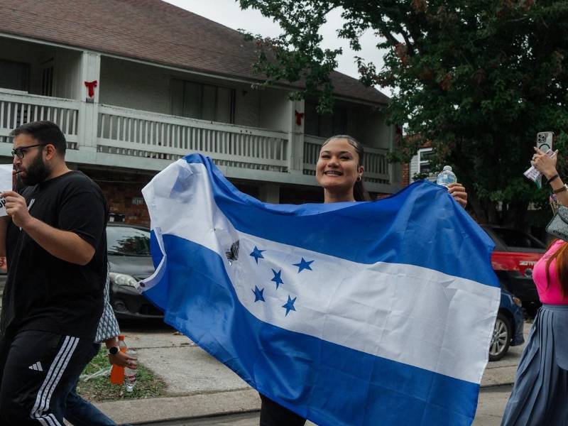 Decenas de hondureños protestaron el domingo contra la operación migratoria 'Catahoula Crunch' en Nueva Orleans, lanzada por el Departamento de Seguridad Nacional (DHS, en inglés) que incluye un creciente despliegue de fuerzas federales en ciudades gobernadas por demócratas, con un enfoque en detener a migrantes de Centroamérica y México.