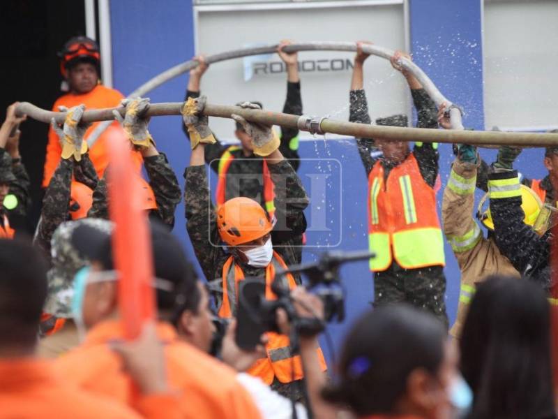 Pasadas las 7:00 de la mañana, un derrumbe de un cerro provocó un incendio y el colapso de unas bodegas ubicadas en el anillo periférico. Aquí las imágenes de la labor de los bomberos, militares y policías que llevan varias horas buscando a las personas atrapadas en el edificio.