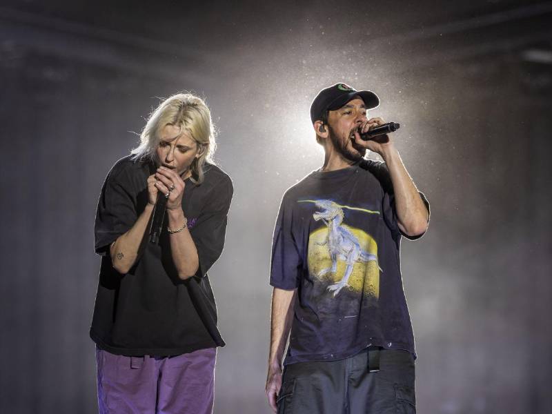 La cantante Emily Armstrong y el vocalista Mike Shinoda (derecha) en un concierto de la banda estadounidense el pasado 21 de junio en el Rock in Río de Lisboa.