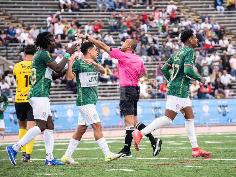 Cristian Sacaza aprovechó el error defensivo para darle el empate a Marathón ante Real España.