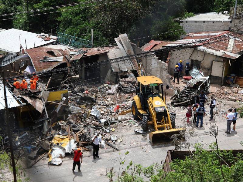 La remoción de escombros continuaba ayer en el lugar del accidente en Villa Nueva.