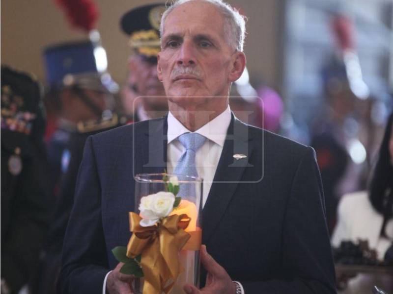 El presidente Nasry Asfura llegó este lunes a la Basílica Menor de Suyapa, donde las Fuerzas Armadas de Honduras celebraron una misa en honor a la Virgen de Suyapa, conmemorando el 279 aniversario de su hallazgo.