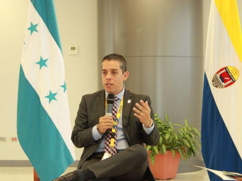 El rector de la UNAH, Odir Fernández, ofreció el transporte del alma mater para el traslado de material electoral.