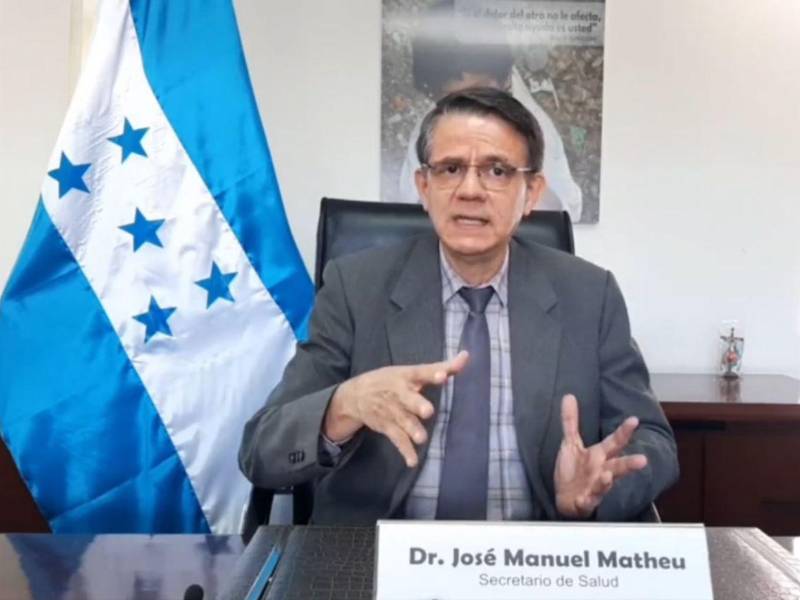 El doctor José Manuel Matheu brindando declaraciones formales desde su oficina como ministro de Salud de Honduras