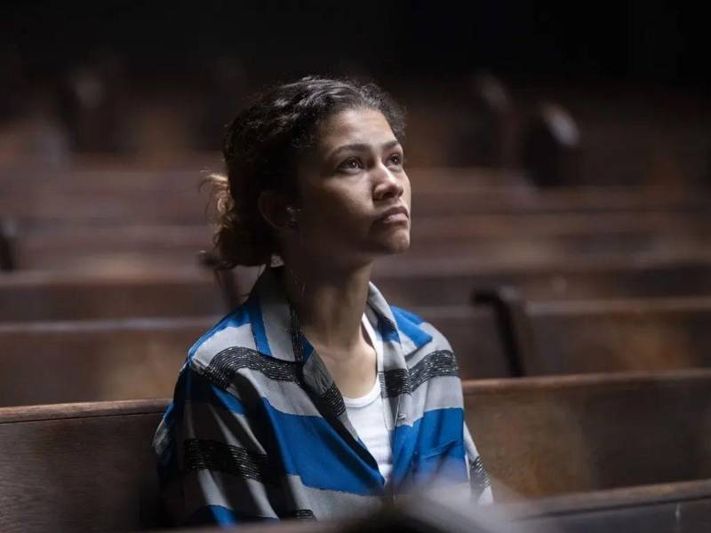 Después de siete años, tres temporadas y 26 episodios, Euphoria llegó oficialmente a su fin. La cadena HBO confirmó el cierre de la serie el mismo domingo por la noche en que se emitió el episodio final de la tercera entrega, titulado En Dios confiamos, poniendo punto final a un relato que comenzó en junio de 2019 y que redefinió lo que la televisión por cable podía permitirse mostrar sobre la adolescencia estadounidense.