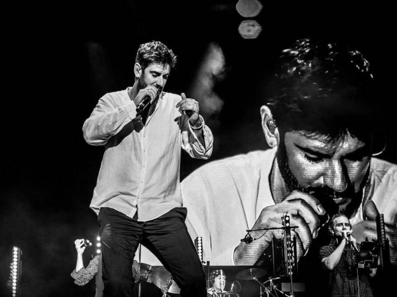 El público hondureño se prepara para recibir al cantautor español Melendi, quien esta noche se presentará en el Coliseo Nacional de Ingenieros de Tegucigalpa. El concierto forma parte de su gira por los 20 años de carrera y promete una velada emocionante, enérgica y, por supuesto, nostálgica.