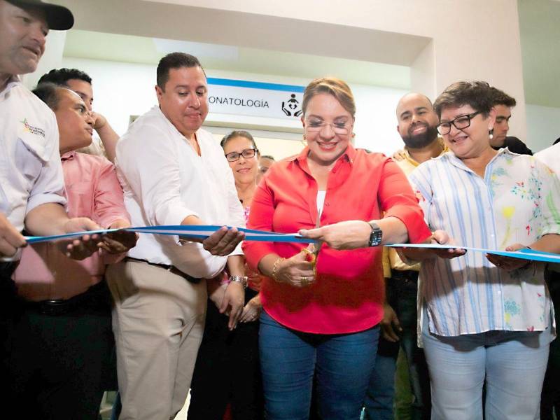 Momento en que la presidenta realiza el corte de la cinta inaugural.