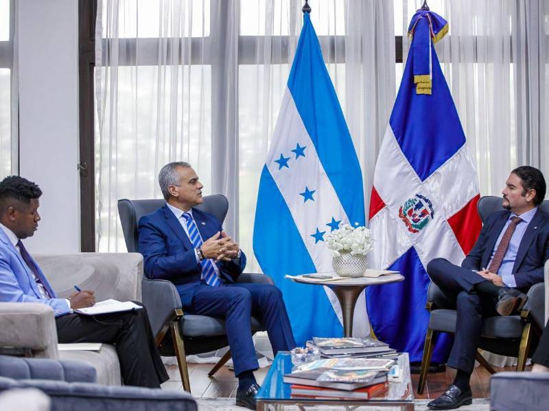 Los plenipotenciarios durante su encuentro en Cancillería.
