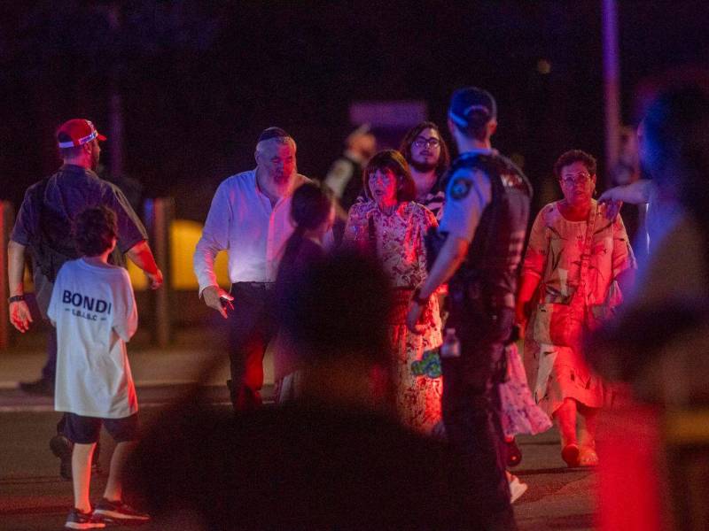 Agentes policiales respondieron al ataque y se produjo un intercambio de disparos, en el que dos policías resultaron heridos.