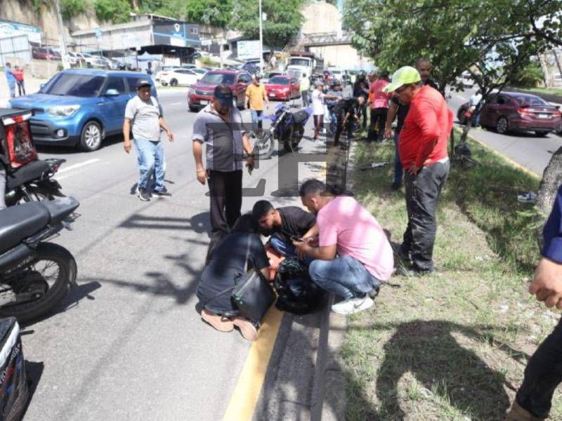 El peatón quedó en uno de los carriles del anillo periférico y con signos vitales.