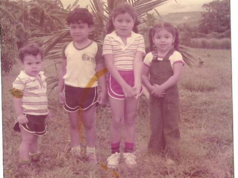 Recuerdo de infancia: Gustavo Solórzano (a la izquierda, con botas) junto a dos hermanos y una prima.
