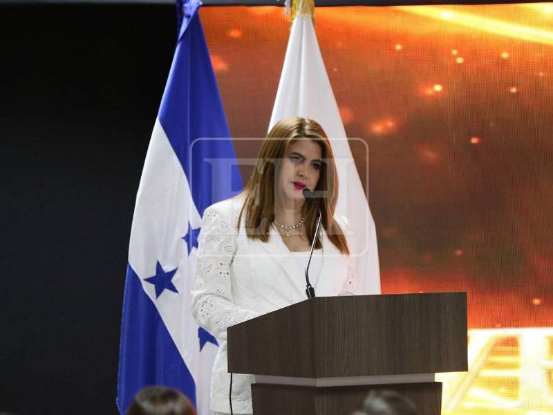 La consejera recordó que durante los momentos más tensos del proceso electoral decidió mantenerse al frente, no esconderse pese al ambiente que predominaba en el país.