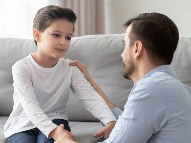 Cuando un padre pide perdón, enseña humildad, empatía y honestidad emocional.
