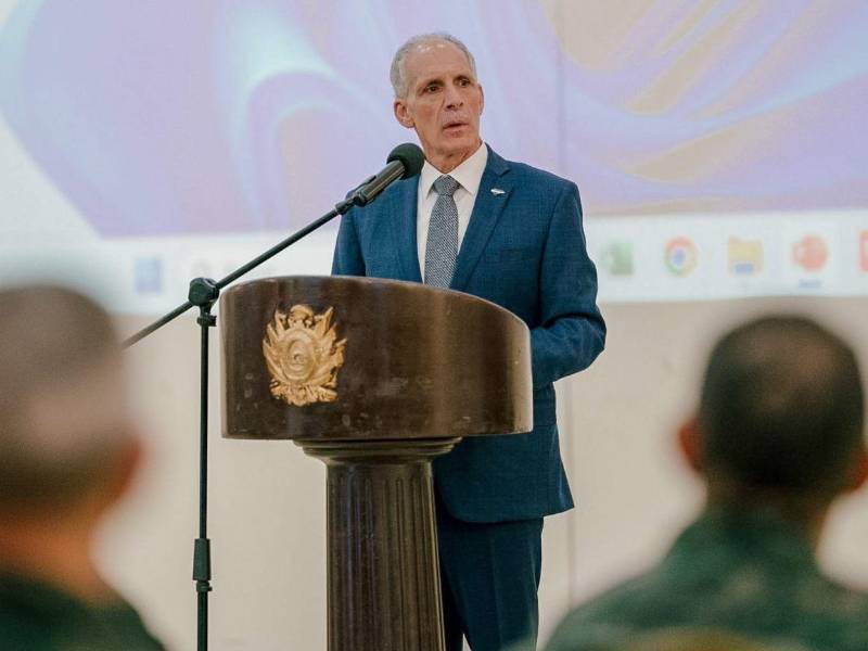 El presidente de la República y comandante general de las Fuerzas Armadas, Nasry Asfura, participó este viernes en una reunión de la Junta de Comandantes de las FF AA.