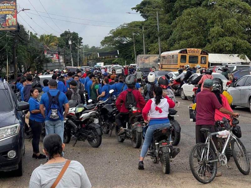 Transportistas mantienen bloqueadas varias carreteras de la zona oriental de Honduras en protesta por el alto costo de los combustibles.