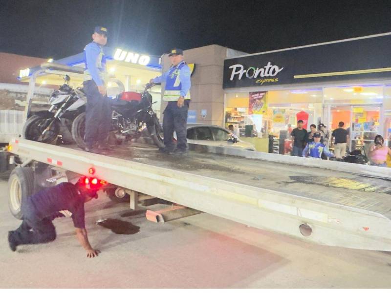 En una grúa de la Policía Nacional, las nueve motocicletas fueron retiradas de la 33 calle de San Pedro Sula.