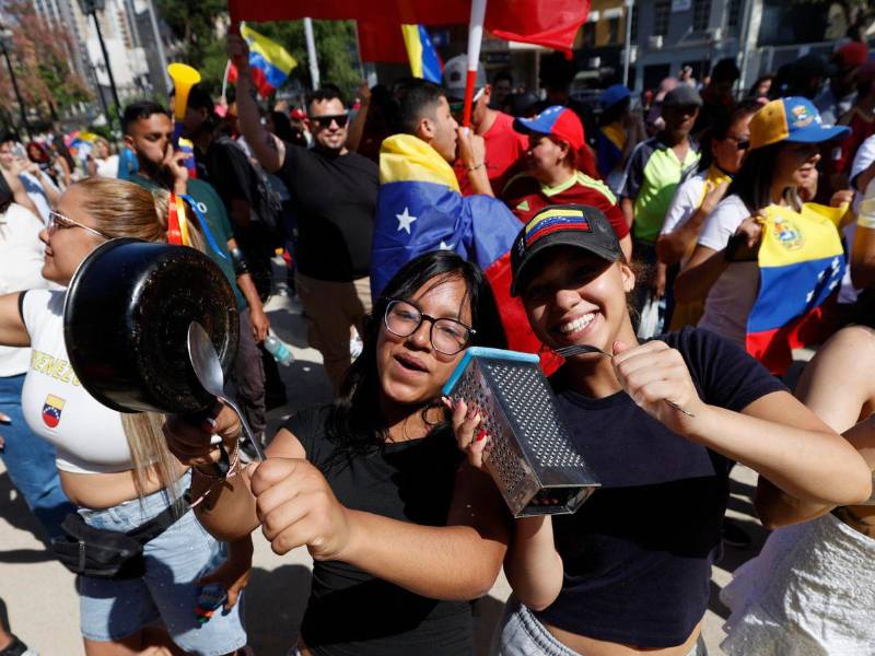 Ciudadanos venezolanos en varias ciudades del mundo festejaron con abrazos y alegría la captura de Nicolás Maduro, este sábado 3 de enero del 2026.