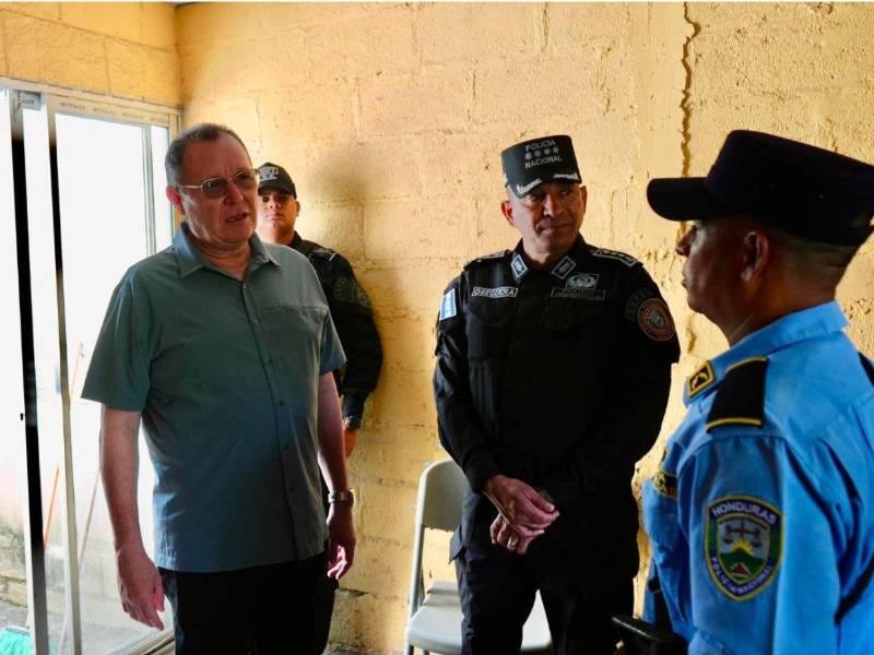 El Secretario de Seguridad, Gerzon Onán Velásquez, acompañado del director de la Policía Nacional, Rigoberto Oseguera Mass, inspeccionaron las postas en Chamelecón y Rivera Hernández.