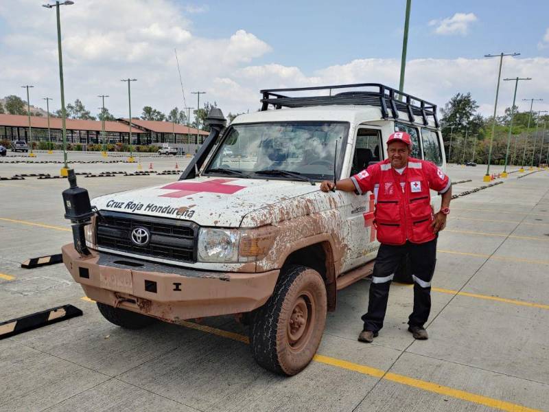 Con 43 años de servicio, Carlos Chandía es uno de los socorristas más experimentados de la Cruz Roja hondureña.