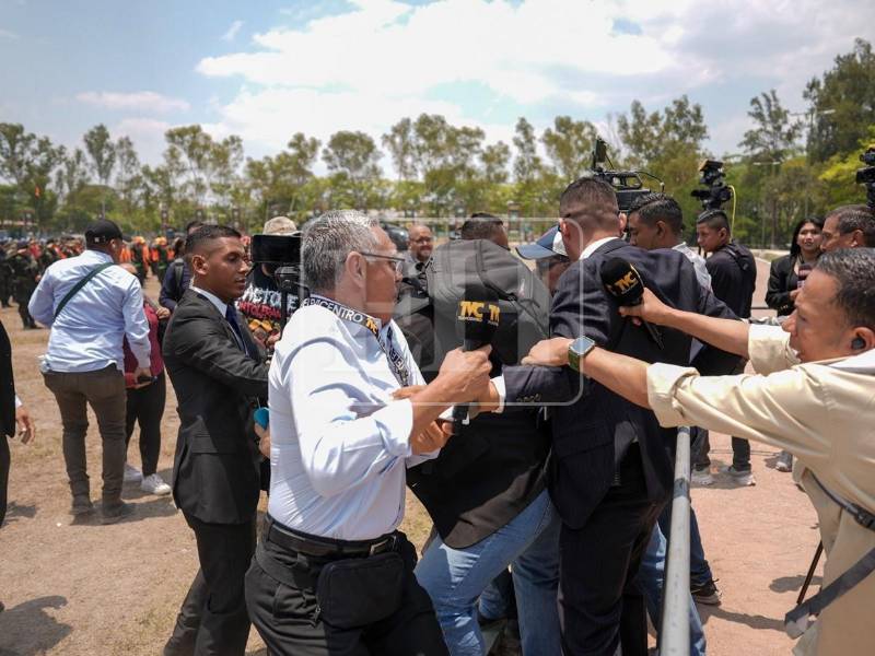 El periodista Hedy Quintero fue víctima de agresiones por parte de miembros de la Guardia de Honor Presidencial.
