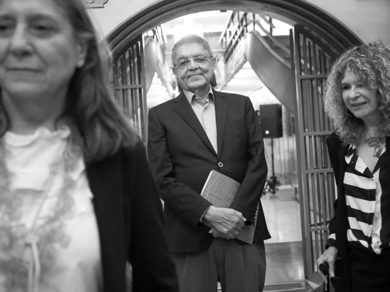 Esa votación es secreta y requiere, como mínimo, mayoría absoluta de votos, según los estatutos de la RAE.