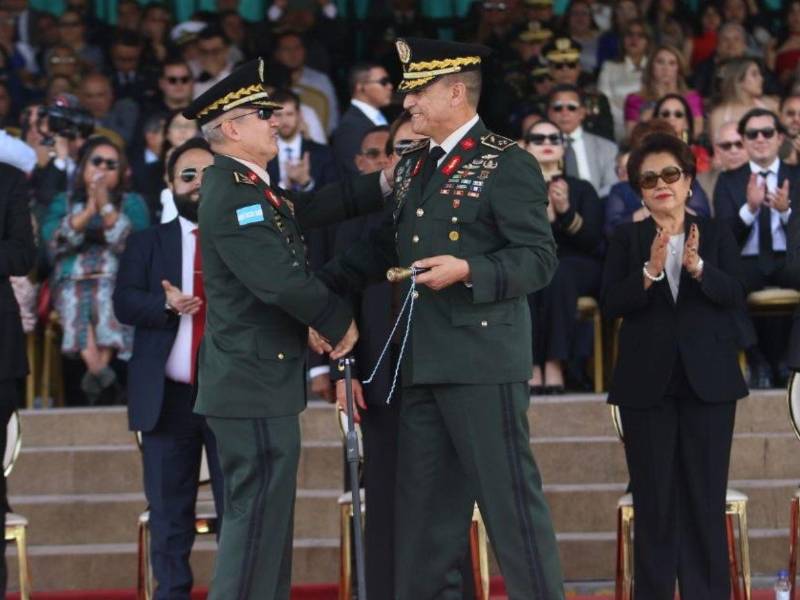 Roosevelt Hernández dejó el cargo, luego de entregar el bastón de mando al general Héctor Valerio.
