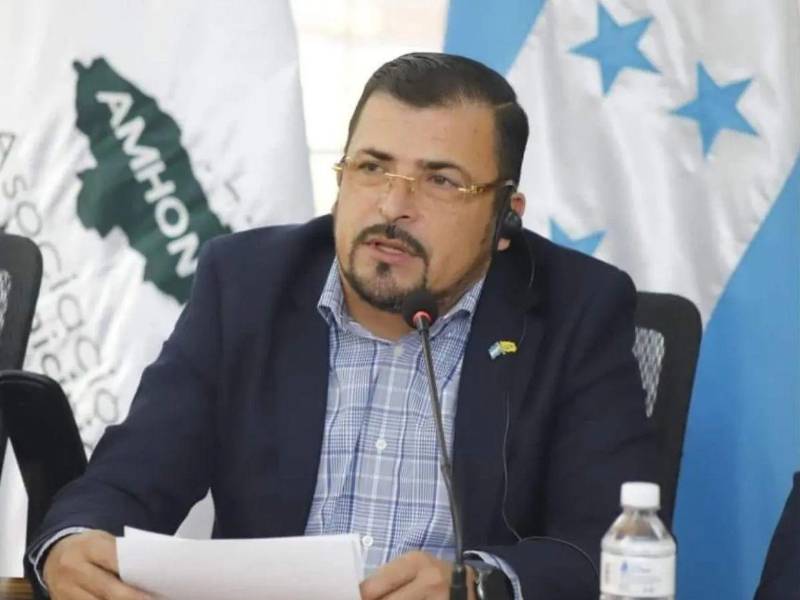 El alcalde que fue reelecto para el período 2026-2030 fue nombrado en 2024 con un puesto de jefe de sección en la Dirección Departamental de Santa Bárbara.