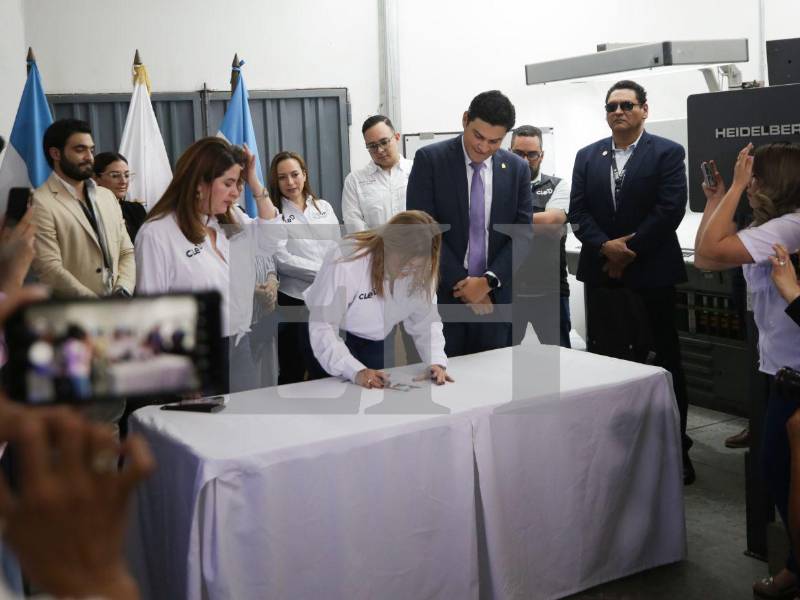 Los consejeros del CNE firmaron la primera papeleta a nivel presidencial. Se imprimirán un total de 18,113,241.