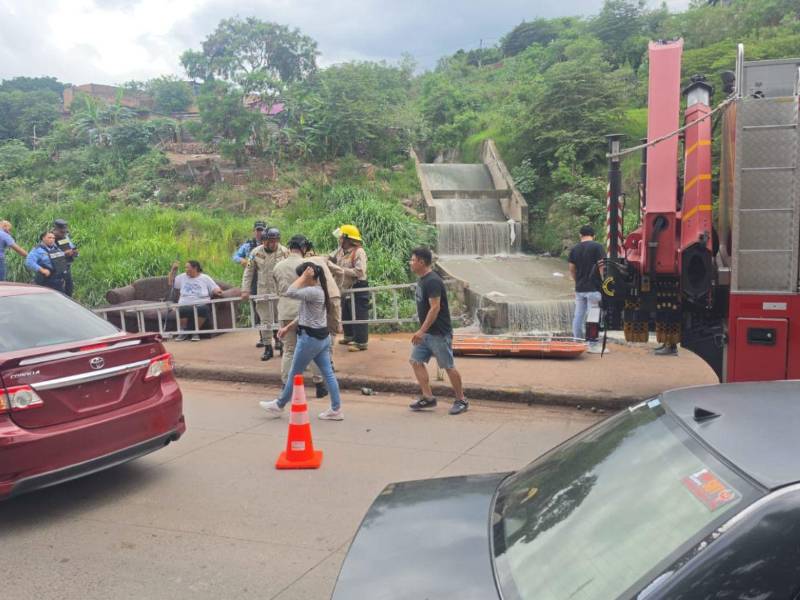 Rescatistas del Cuerpo de Bomberos hicieron el rescate del cadáver en el cause del río Choluteca.