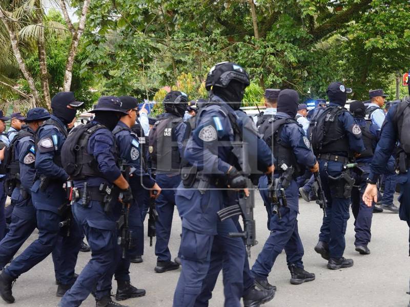 Otra de las anomalías del caso consiste en que cuándo se realizan este tipo de operativos se desarrollan con la asistencia de un número mayor de agentes policiales.