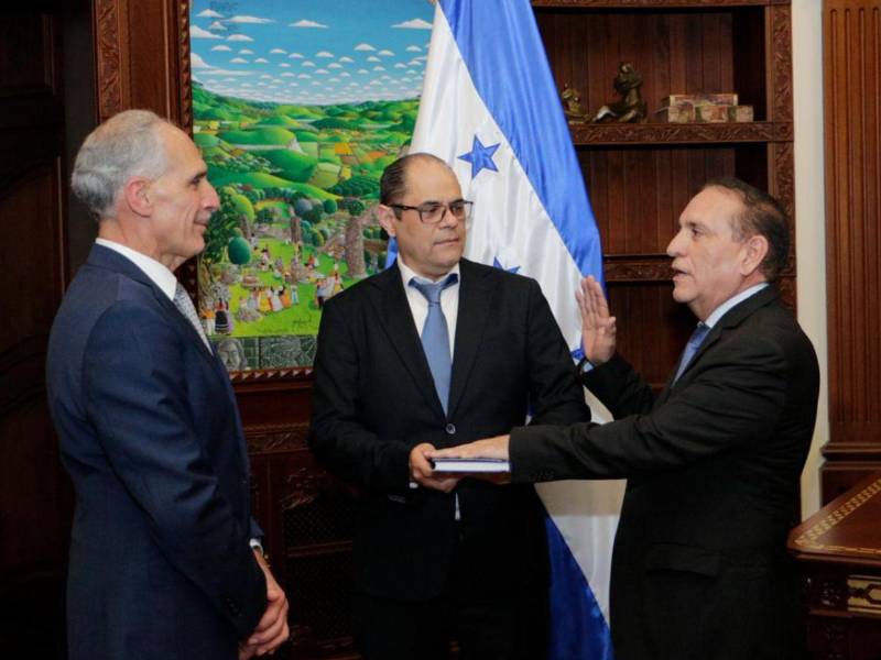 Varias autoridades fueron juramentadas para ejercer diferentes funciones en el sistema público de salud.