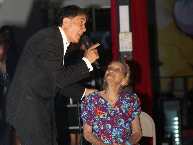 Fue un concierto cargado de nostalgia y fervor romántico, fieles a su vocación de cantar al amor y a la esperanza.