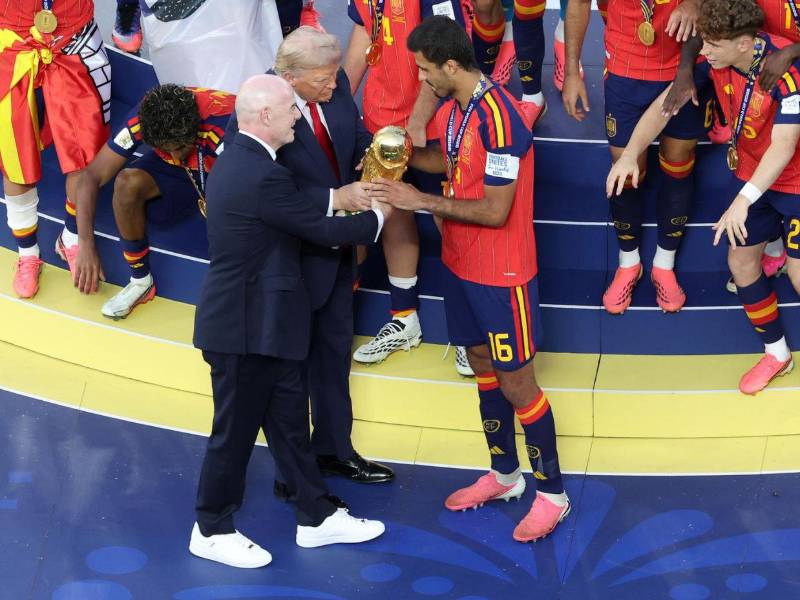 Los jugadores celebraron y bailaron en el escenario del estadio junto al rey Felipe VI, la reina Leticia, la princesa Leonor y la infanta Sofía