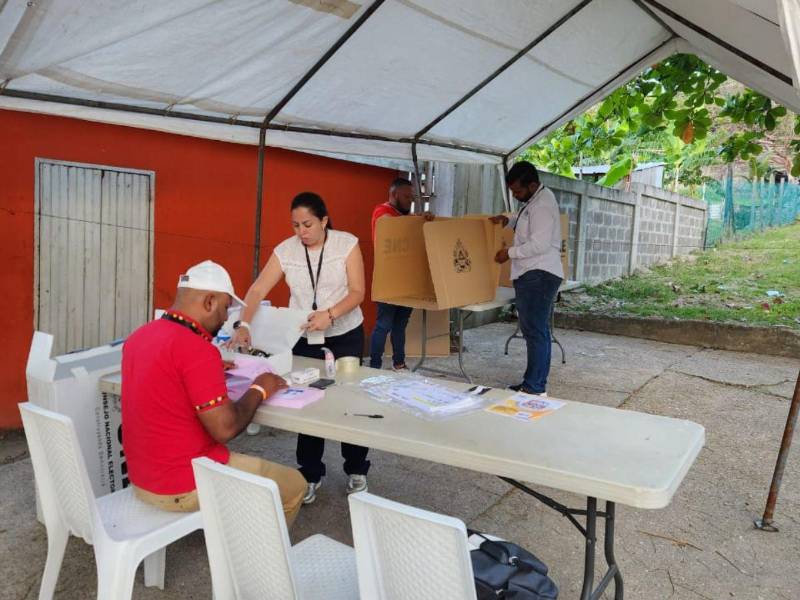 Una Junta Receptora de Votos fue habilitada al aire libre luego de que militantes tomaran un centro educativo.
