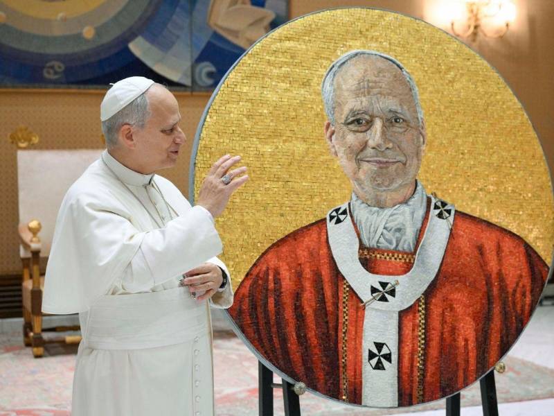 El Taller de Mosaicos del Vaticano mostró este miércoles al papa León XIV el mosaico con su rostro que será colocado en la basílica de San Pablo Extramuros, según la tradición que acompaña la elección de cada pontífice. A continuación las imágenes y los detalles.