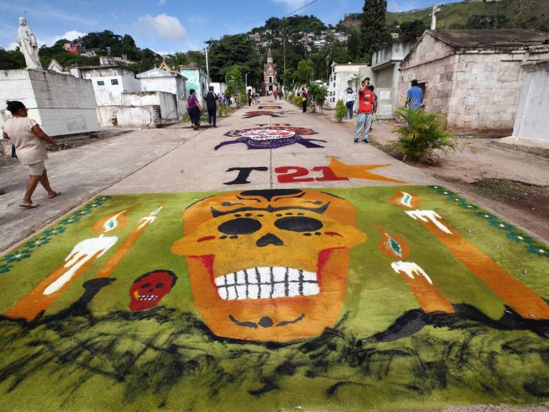 Las alfombras alusivas al Día de los Difuntos se elaboran en la calle principal del Cementerio General, que vuelve solemne y llamativo el respeto por los difuntos.