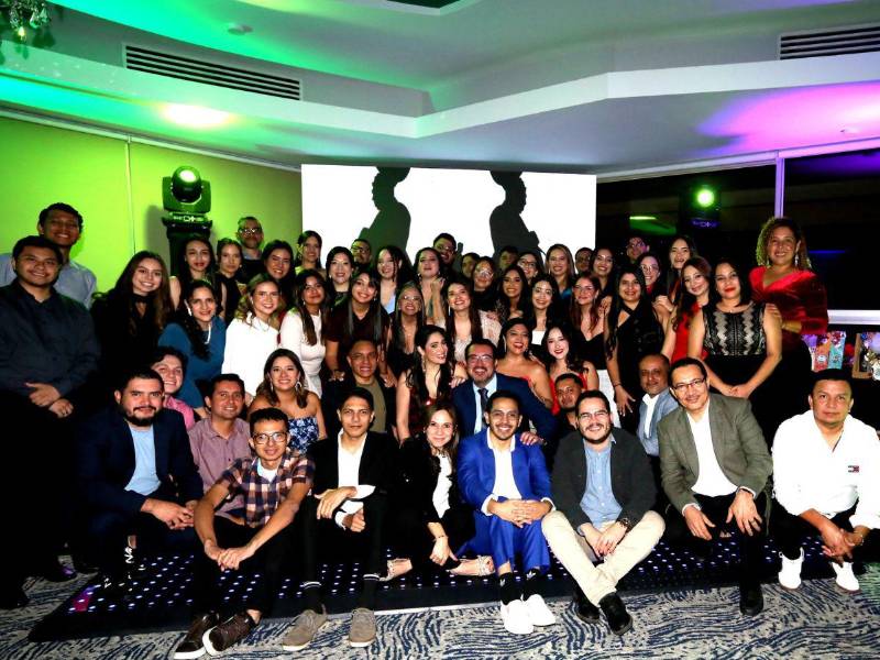 La familia Do//McCann Honduras durante la celebración de su noche navideña.