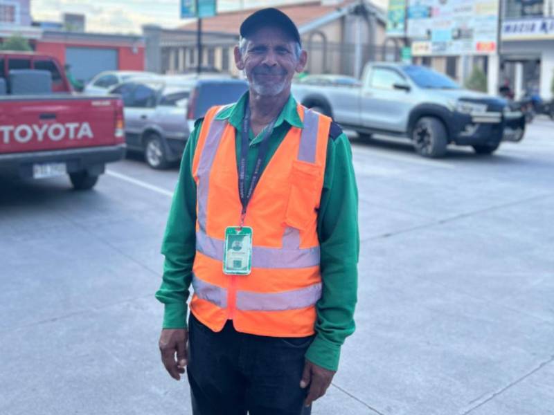 Conocido por su carisma, habilidad y servicio, don José María Pastrana, guardia de seguridad querido en TikTok por sus videos de baile, hoy deja de luto a Comayagua tras su crimen registrado en la plaza Torondón. Aquí los detalles.