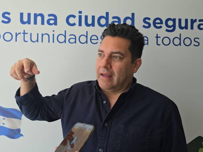 El alcalde Juan Diego Zelaya sostiene que reducir esta plantilla permitirá liberar 50 millones de lempiras al mes, dinero necesario para reactivar los trabajos y cumplir con la constructora.