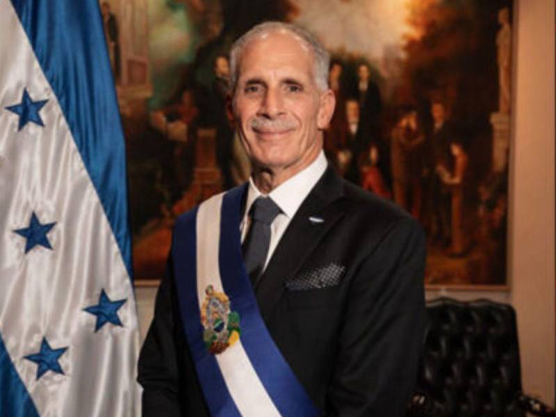 Se deberá exhibir la oración que leyó durante su discurso de toma de posesión, atribuida a Mahatma Gandhi.