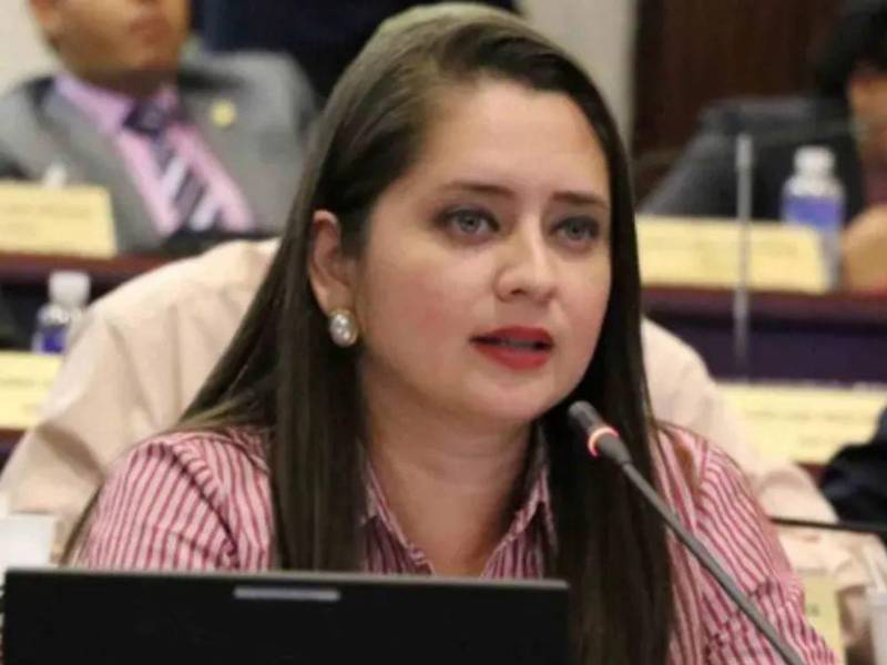 La decisión de Arriaga fue anunciada momentos después de que Libre, en una conferencia de prensa brindada la noche de este domingo, “desautorizara” a funcionarios a participar en procesos de transición con el futuro gobierno que resulte electo al finalizar el conteo de votos y actas de las elecciones generales 2025.