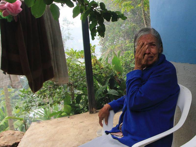 Doña Erlinda Casco lloró desconsolada en el corredor de una casa vecina, al ver su vivienda consumida por el fuego.