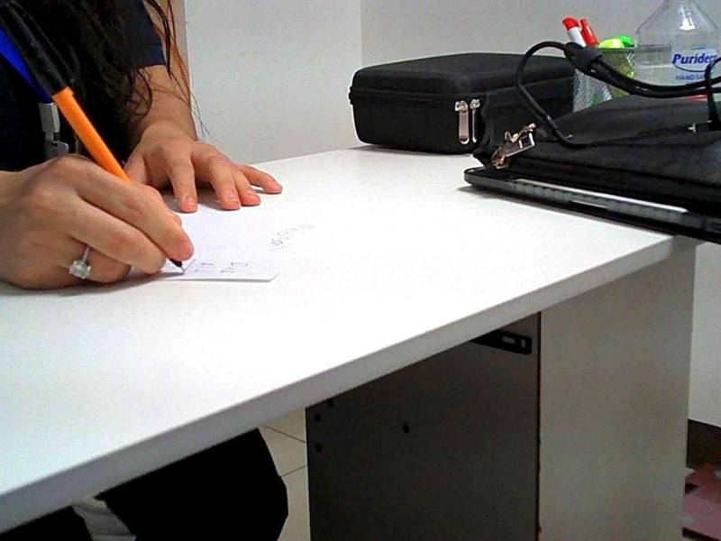 Utilizando hojas en blanco le hacen las ofertas del tratamiento empezando con precios exageradamente altos.