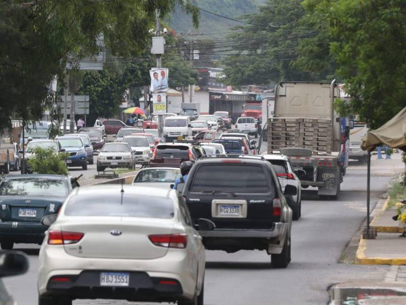 A pesar del teletrabajo y la reestructuración del transporte, las calles más transitadas de la capital siguen mostrando embotellamientos diarios.