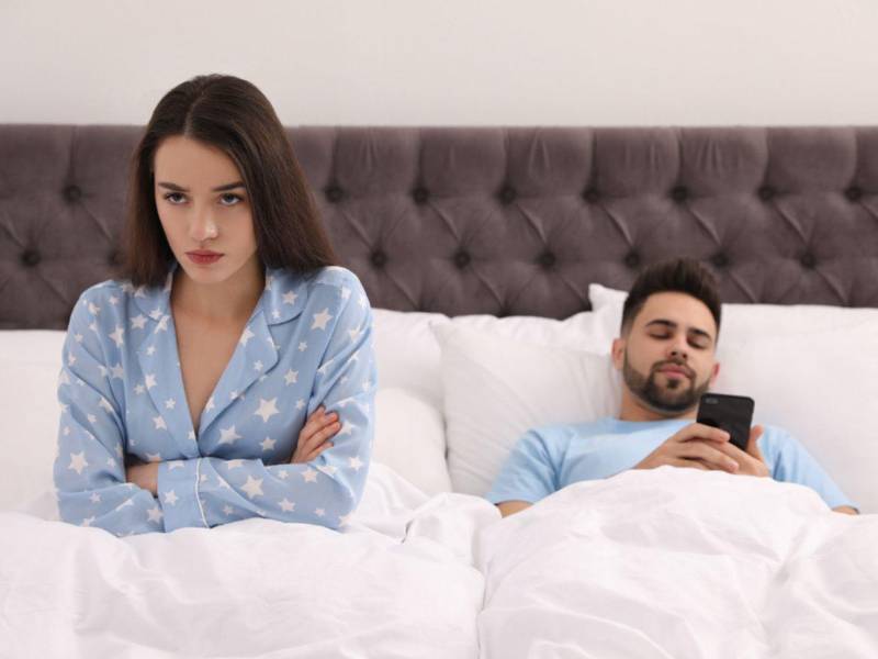 ¿Qué es el phubbing? El término phubbing nació en 2012 en Australia, como parte de una campaña del Macquarie Dictionary, y describe el acto de ignorar a alguien al prestar más atención al teléfono que a la persona presente. La palabra surge de la combinación de phone (teléfono) y snubbing (desairar), y hoy se utiliza globalmente para nombrar esta desconexión social tan común en la vida cotidiana y de pareja.