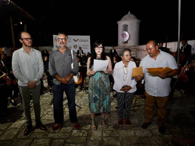 Ordóñez realizó estudios de Literatura Española e Hispanoamericana en la Universidad de Salamanca y un máster en Literatura, Cultura y Contemporaneidad en la Pontificia Universidad Católica de Río de Janeiro.