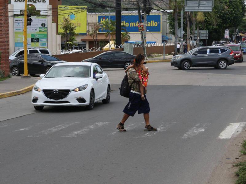 En Tegucigalpa, peatones caminan inseguros por pasos cebra casi invisibles. Piden a la Alcaldía restaurar la señalización vial.
