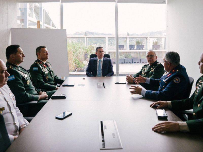 Enrique Rodríguez Burchard se reunió con la cúpula de las Fuerzas Armadas.