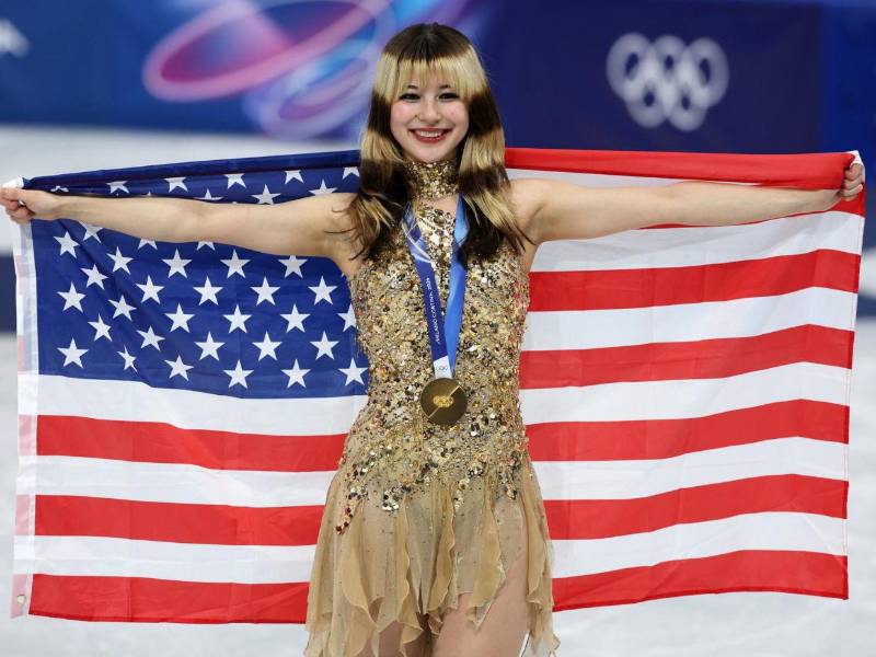 Alysa Liu, la atleta olímpica que consiguió un oro para Estados Unidos en los Juegos de Invierno de Milán-Cortina 2026, ha ganado popularidad por su espectacular presentación tras convertirse en la primera mujer estadounidense en ganar la medalla después de 24 años sin victorias.