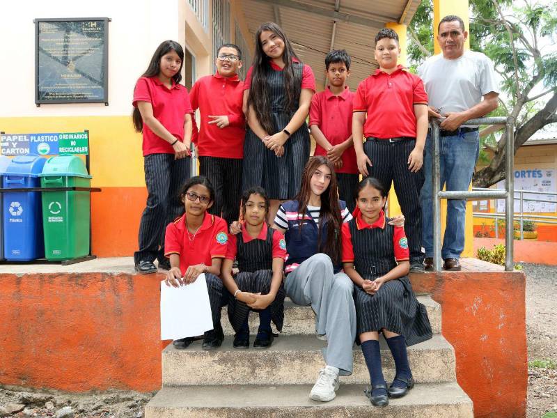 Alumnos del CEB Ramón Cálix Figueroa junto a Daniela Aceituno de Reciclaje Diamante.